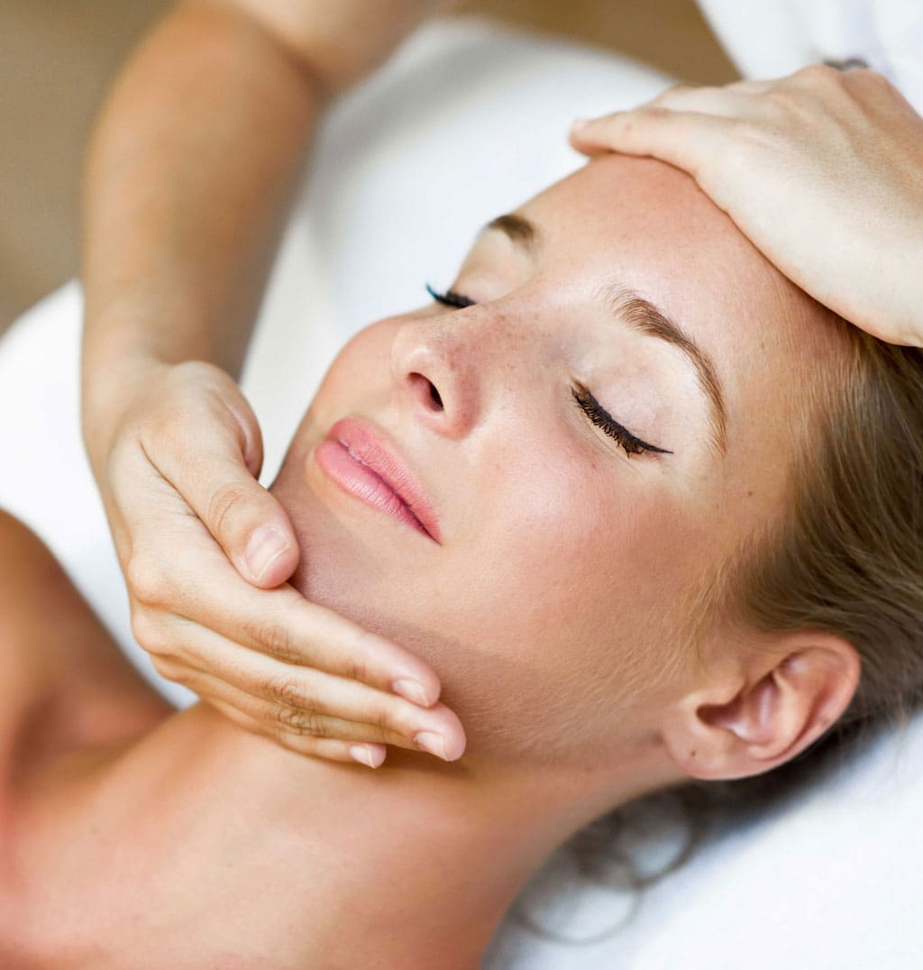 Tratamiento facial de higiene facial en el salón de Lorena Vicedo