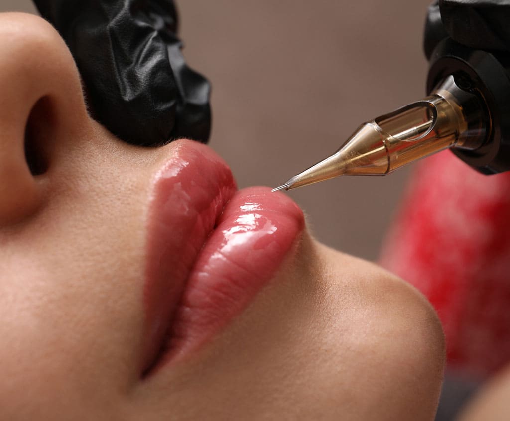Tratamiento de labios y aguja de micropigmentación en Lorena Vicedo