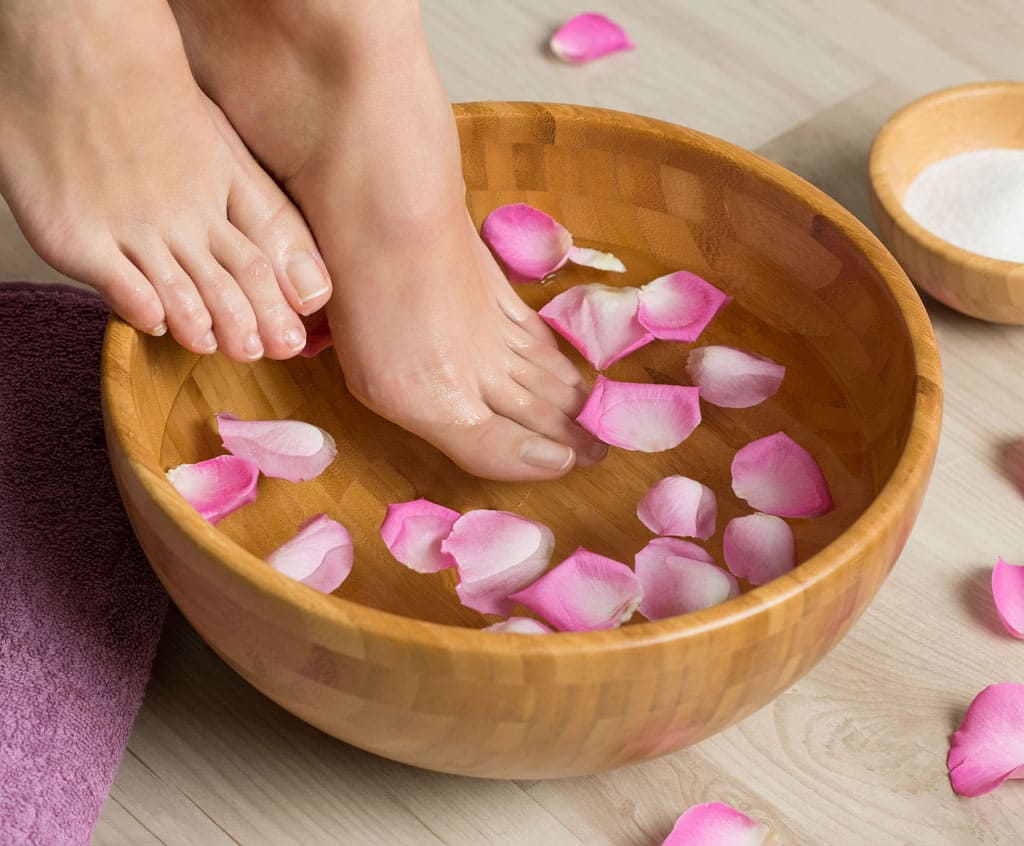 Tratamiento de pedicura con baño de rosas en Lorena Vicedo