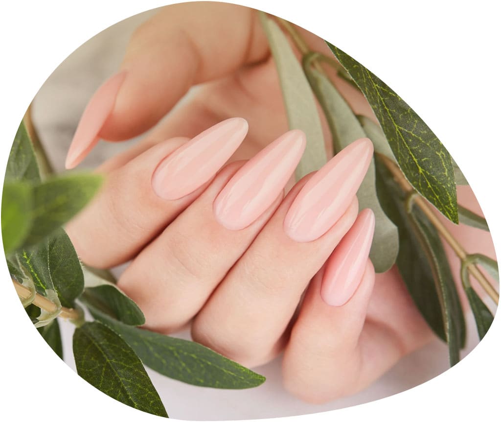 Servicio de manicura de uñas esculpidas en Lorena Vicedo