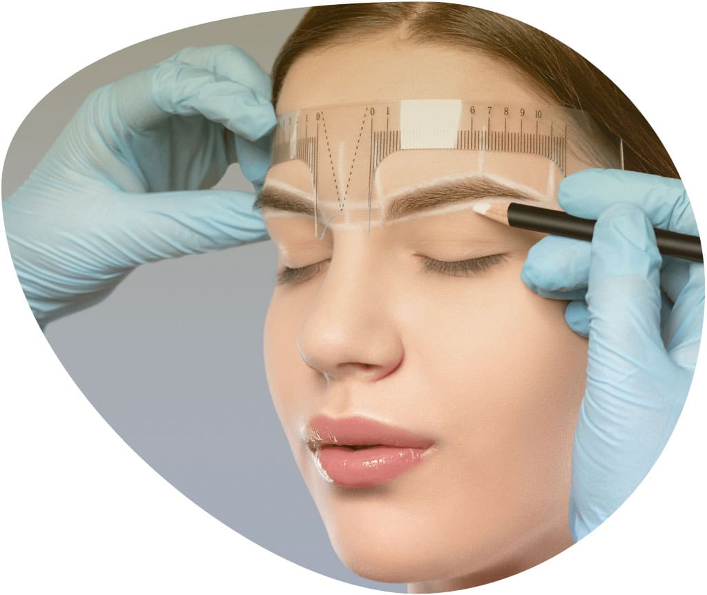Micropigmentación de cejas. Una chica está siendo medida por la técnico que va a proceder a la micropigmentación de cejas