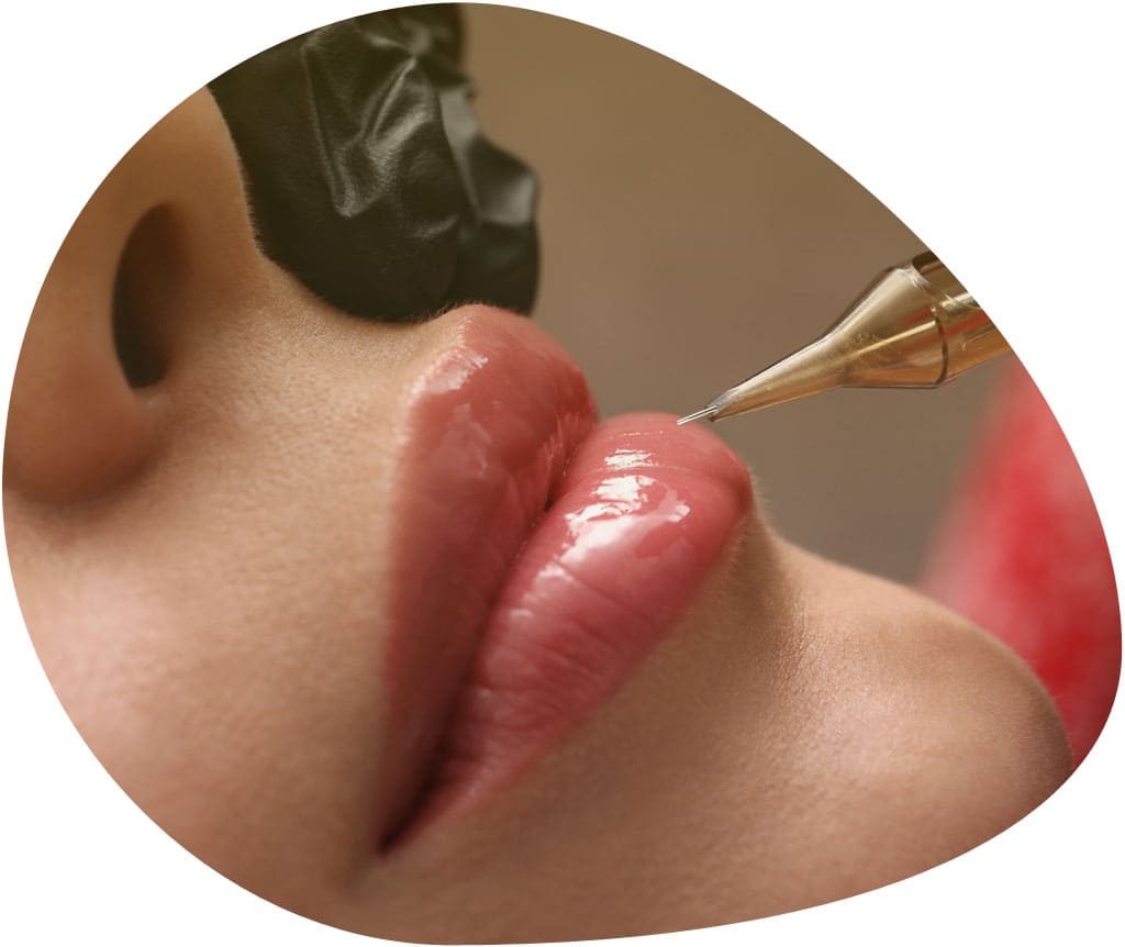 Unos labios en primer plano siendo micropigmentados