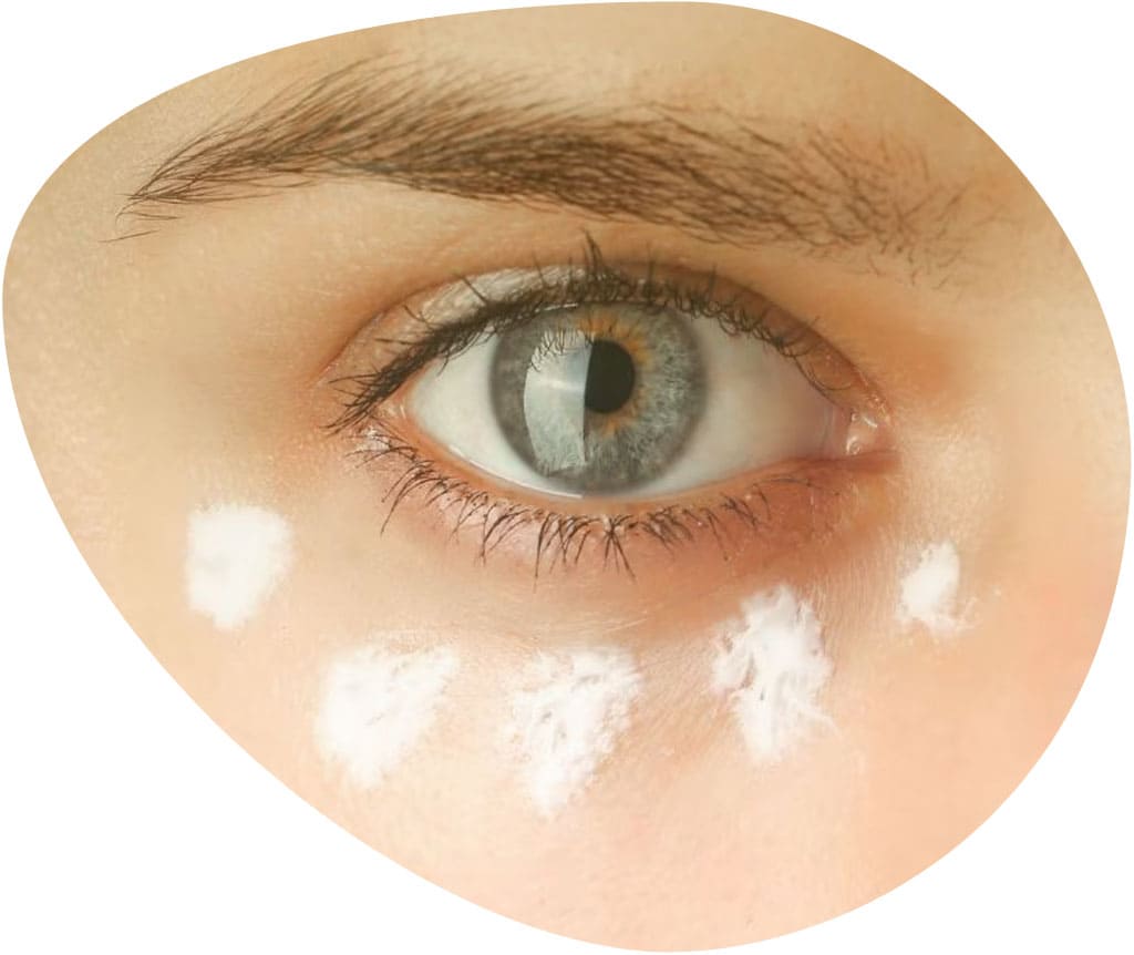 Servicios de tratamientos faciales. Contorno de ojos con crema en la zona de la ojera